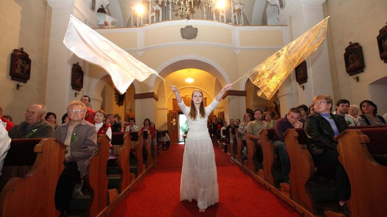 image:Image Jeden z večerů chval se v Hluku nesl v duchu svatby, kdy byla církev coby nevěsta.