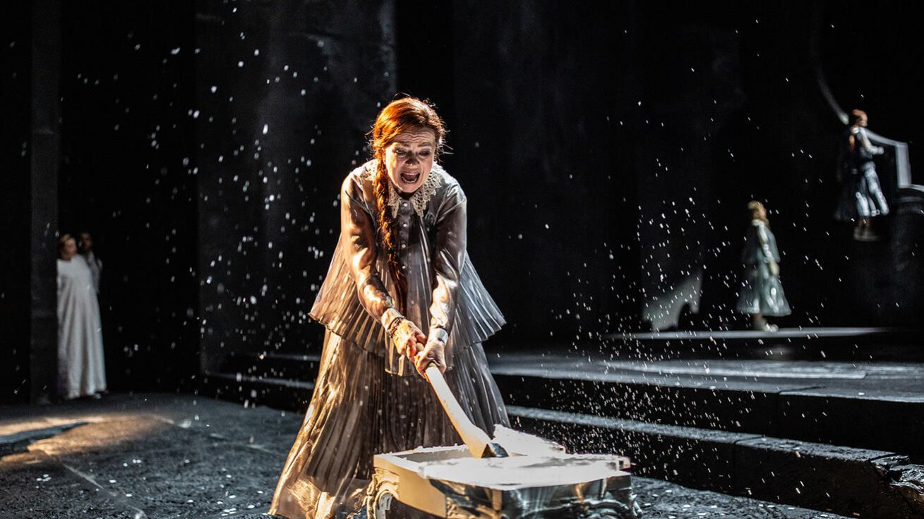 image:Image O zrádném věštění budoucnosti z hladiny zamrzlého jezera pojednává Erbenova báseň Štědrý den ze sbírky Kytice.