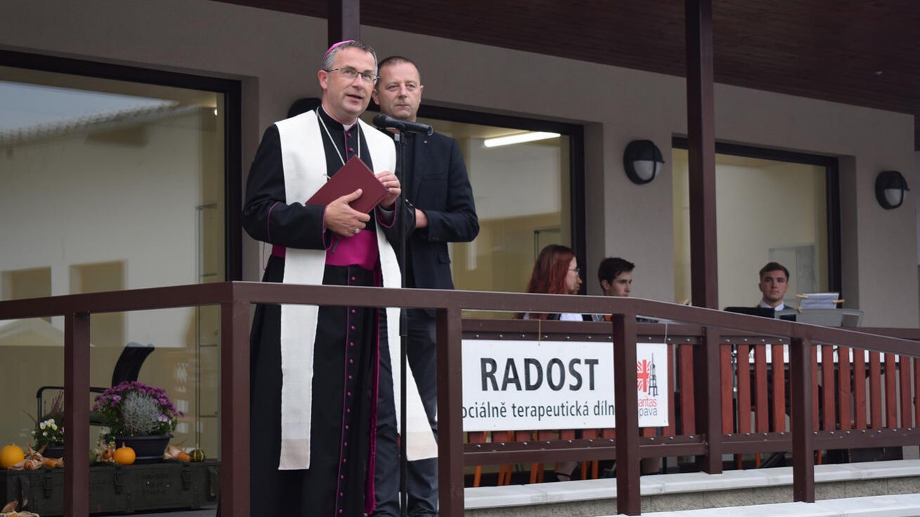 image:Image Biskup Martin David požehnal 6. října po rozsáhlé rekonstrukci prostory sociálně terapeutické dílny Radost Charity Opava.