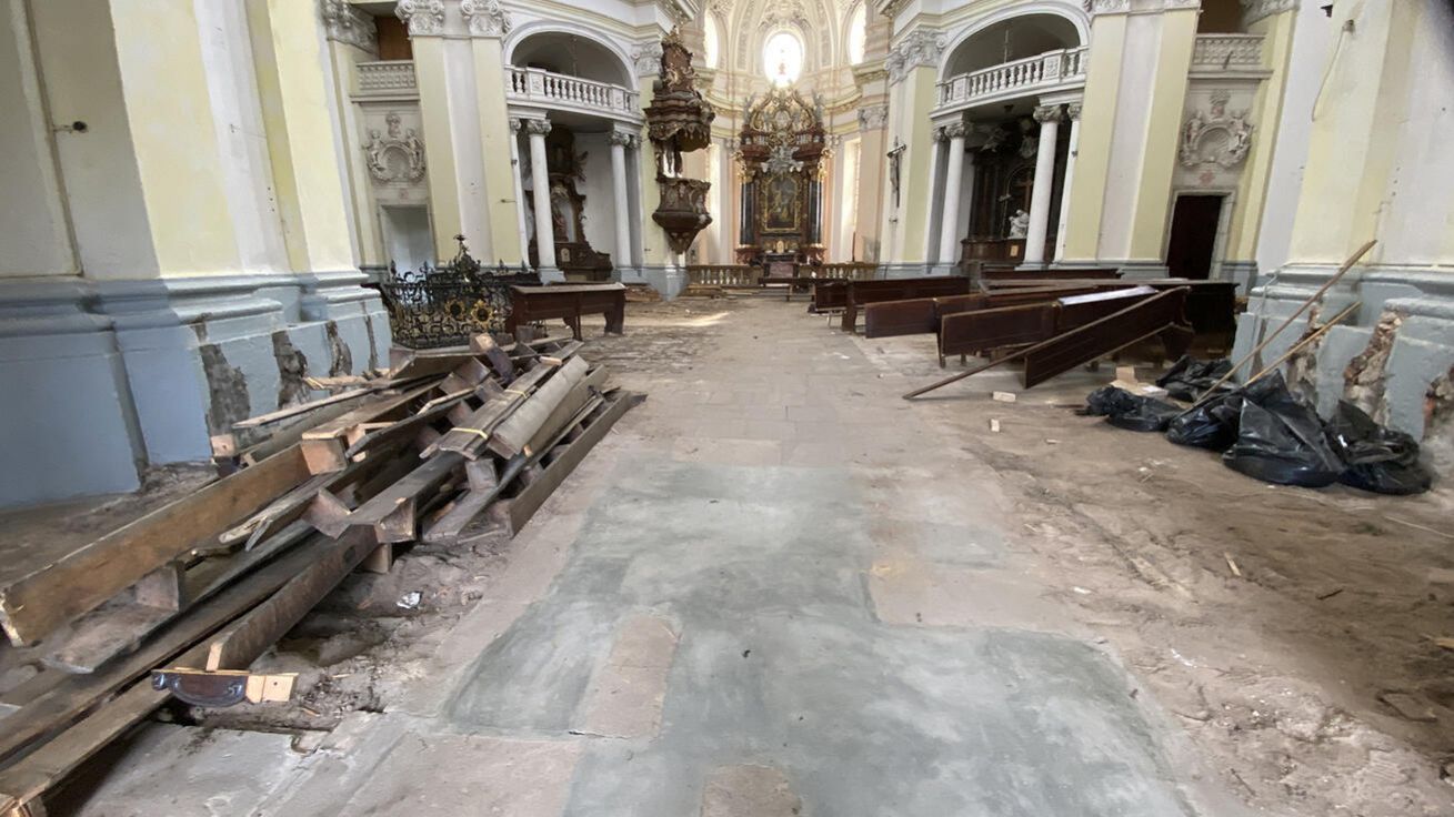 image:Image Bazilika na začátku dvouleté rekonstrukce.