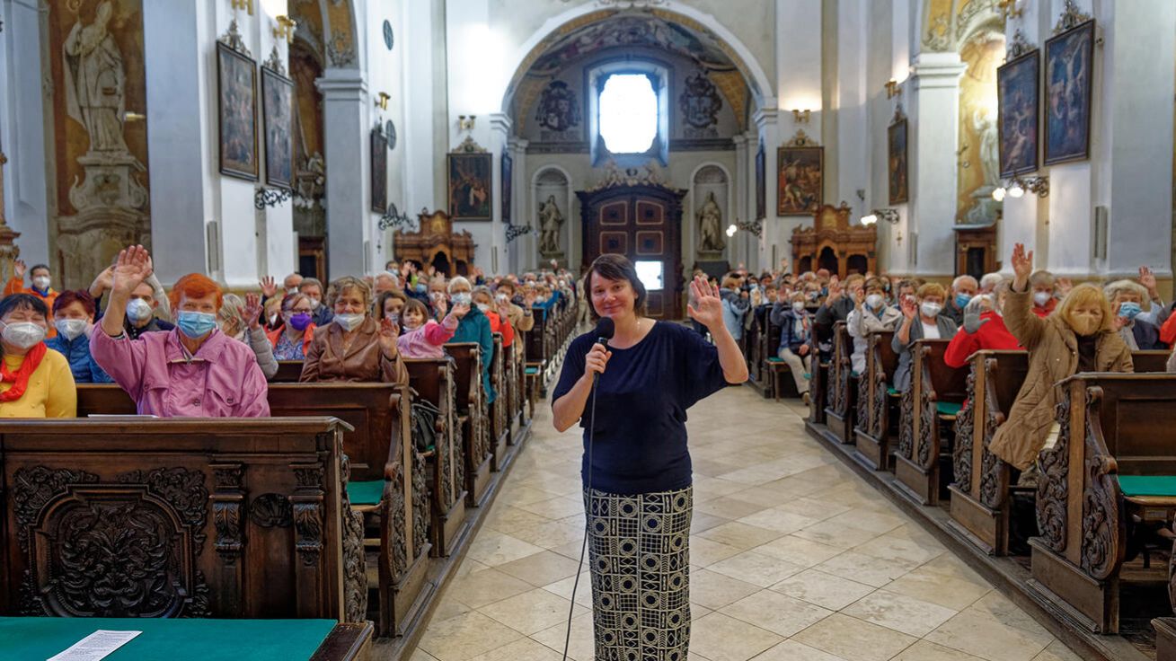 image:Image Senioři královéhradecké diecéze s vedoucí jejich pastoračního centra Veronikou Čepelkovou zahájili setkání modlitbou za mladé lidi.