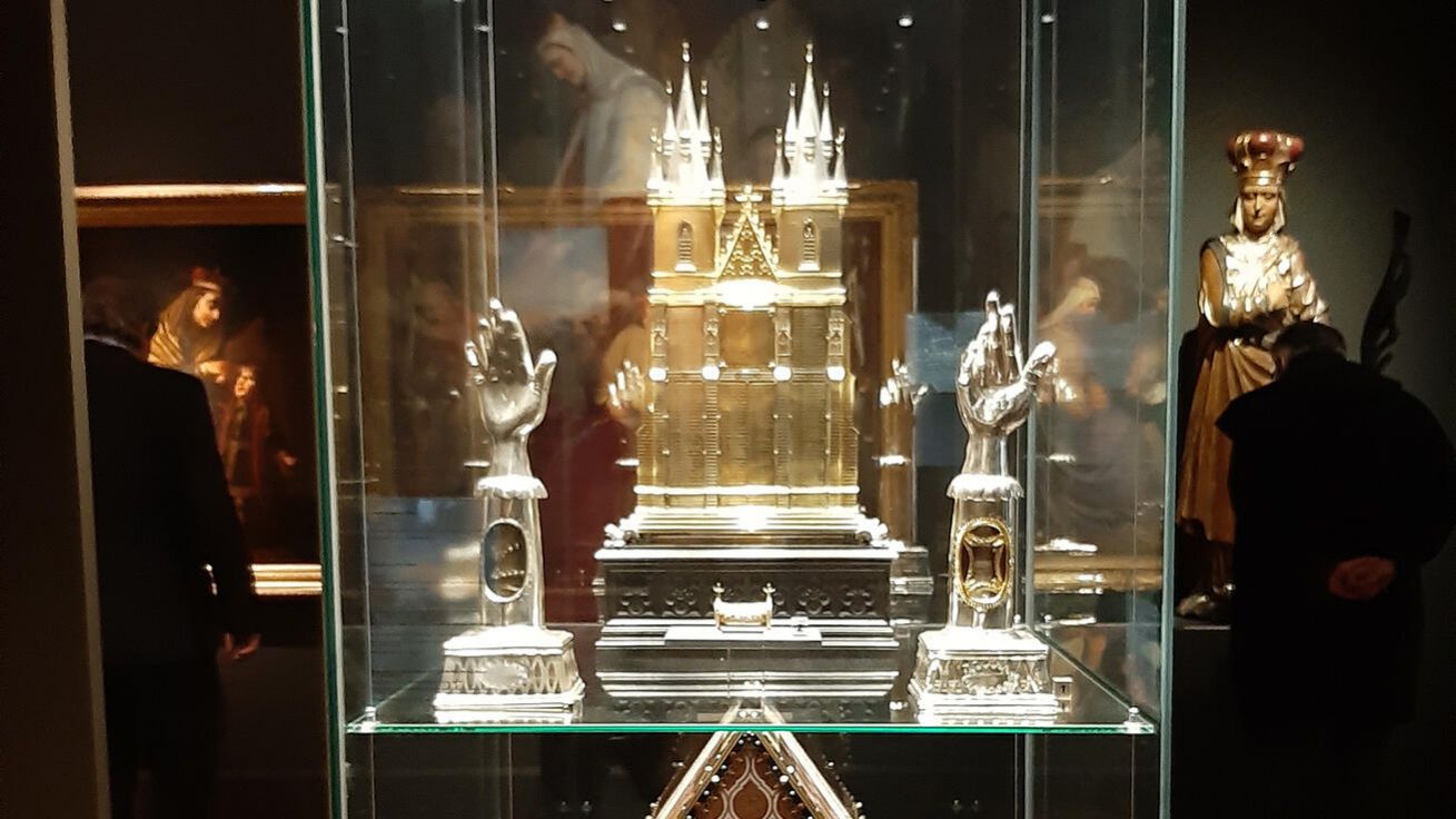 image:Image Vůbec poprvé je vystaven například svatoludmilský relikviář v podobě Týnského chrámu – dar českých šlechtičen Štěpánce Belgické ke sňatku s korunním princem Rudolfem Habsburským.