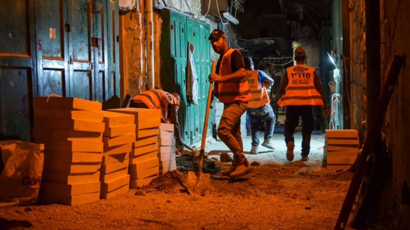 image:Image Via Dolorosa dostává novou dlažbu.