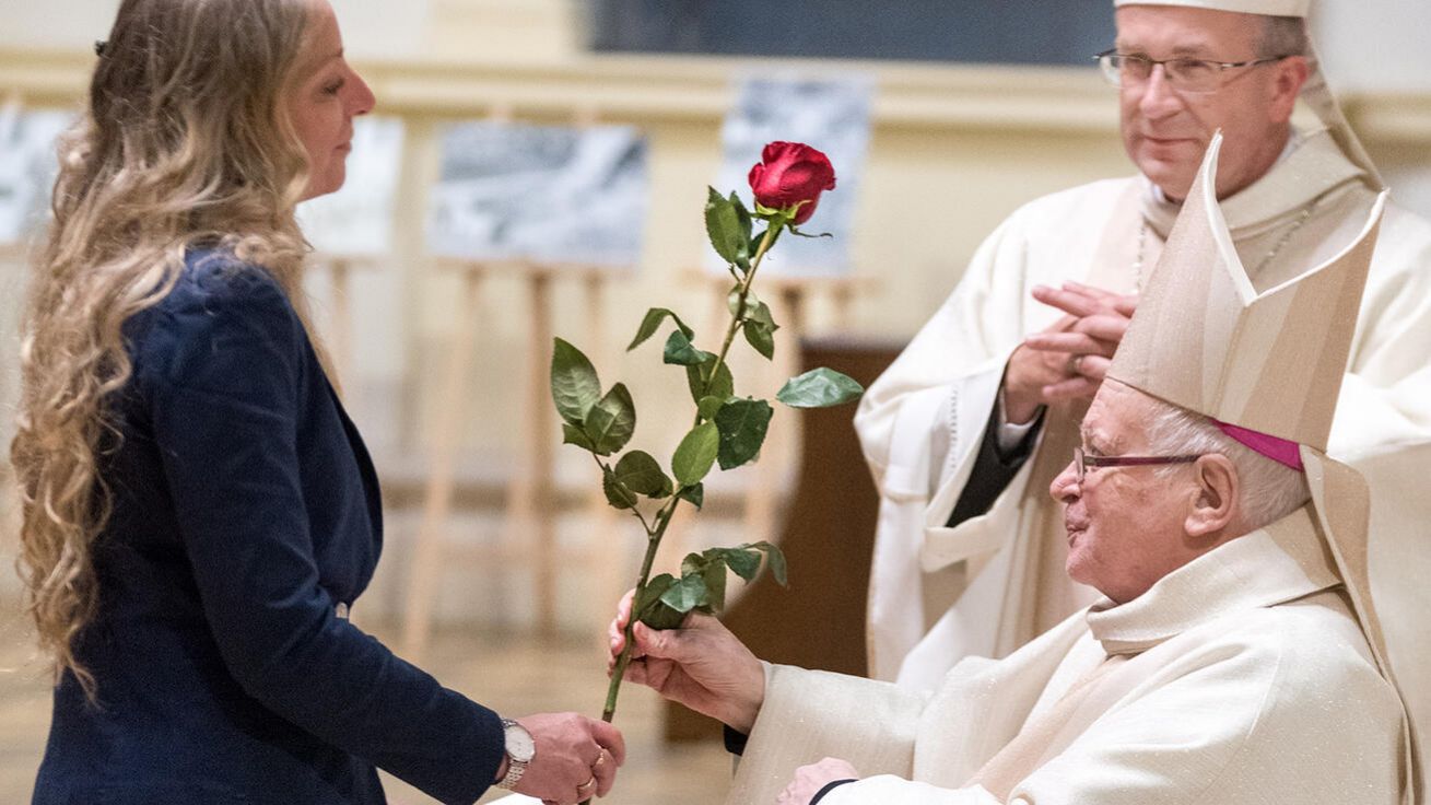 image:Image Dvacet osm lidí převzalo v den slavnosti sv. Hedviky z rukou biskupa Františka Lobkowicze a apoštolského administrátora Martina Davida ocenění za dlouholetou službu v církvi.