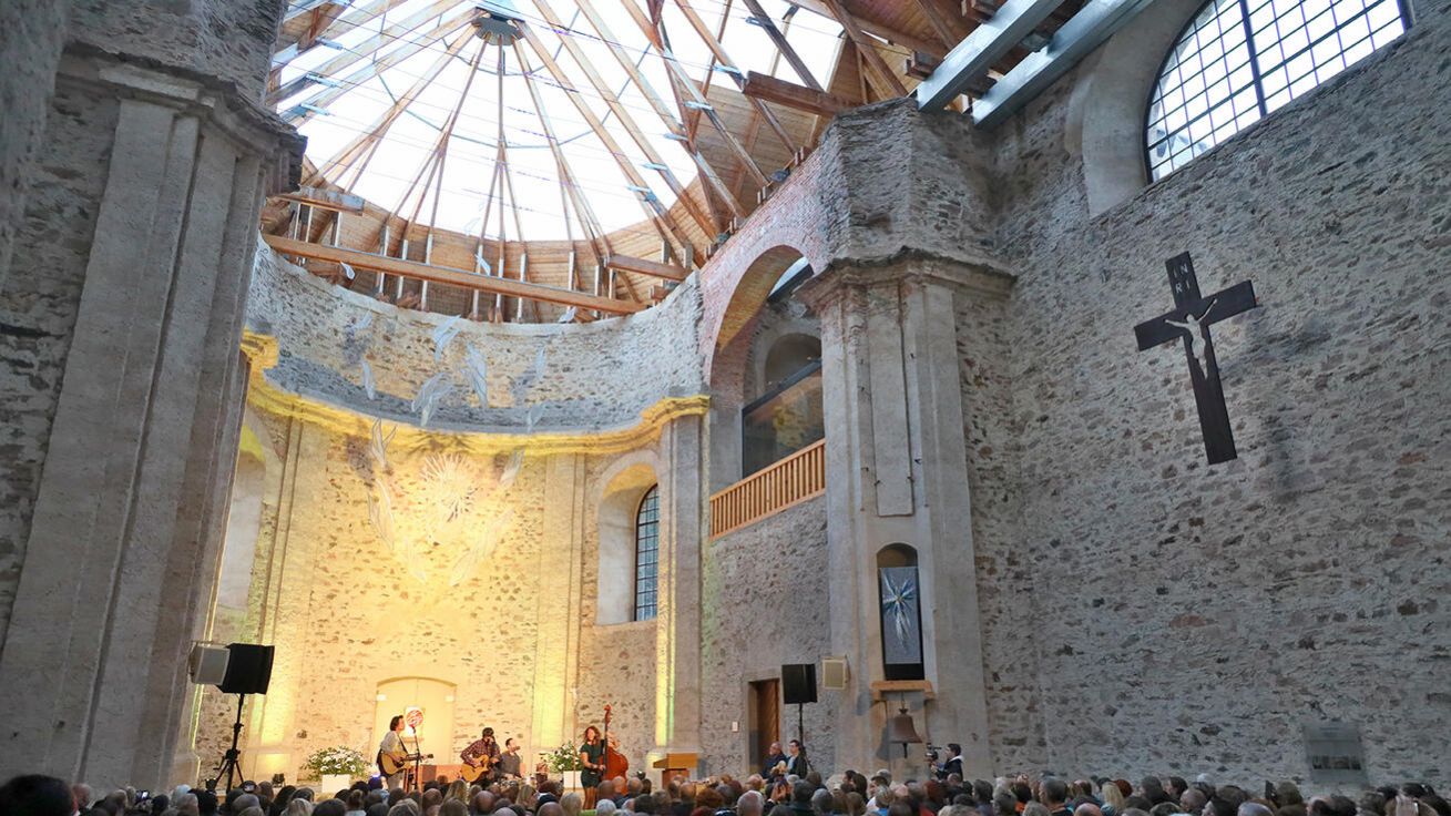 image:Image Pod „proskleným nebem“ neratovského kostela kapela také vystupovala.