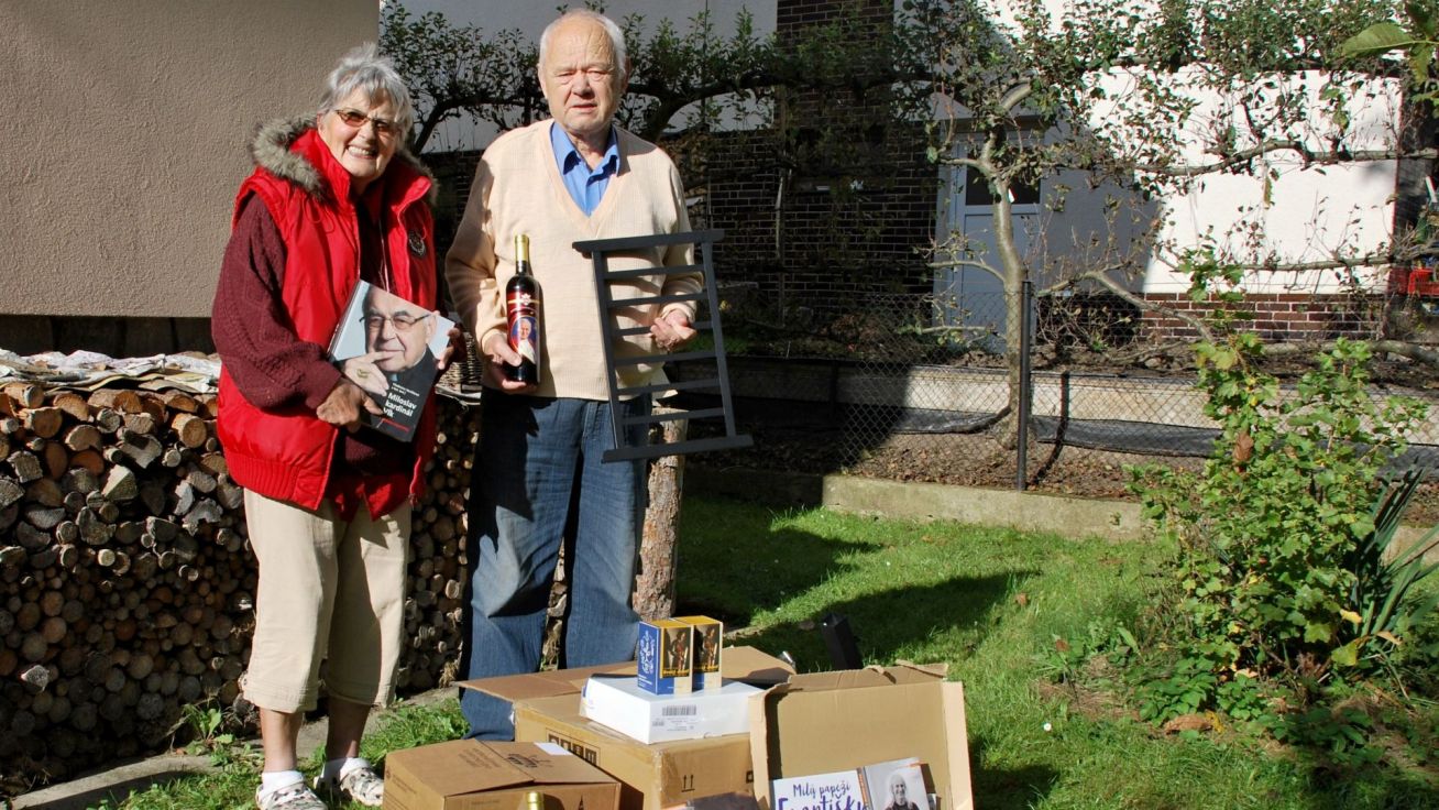 image:Image Výherkyní Velké letní soutěže 2021 se stala Marie Nováková z českobudějovické diecéze. Zahradní gril, celou plejádu knih s duchovní tematikou, mešní vína a bylinné čaje jsme jí a jejímu manželovi předali v minulém týdnu v Hrdějovicích. „Je to moje vůbec první výhra v nějaké soutěži. O víno se podělíme s místním duchovním správcem P. Tomasem van Zavrelem. A nejvíc se těším na četbu takové hromady zajímavých knížek,“ prozradila nám Marie Nováková.