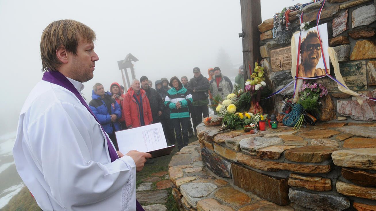image:Image Podstavec zvoničky je osázen kovovými deskami se jmény horolezců, kteří pocházeli z Jeseníků a zahynuli ve velehorách. Zvonička je zasvěcená Janu Pavlu II.