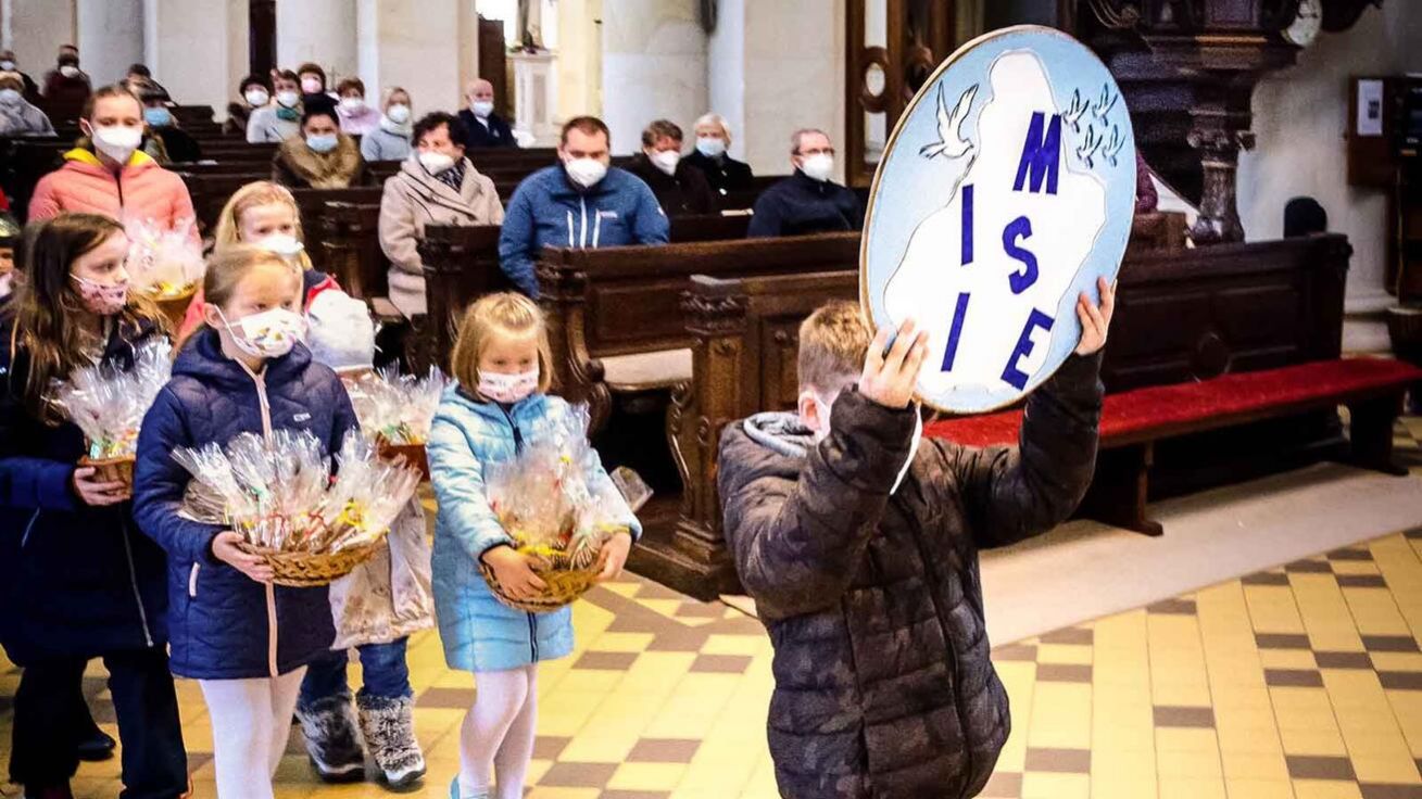 image:Image Misijní perníky chutnaly i farníkům z ostravské katedrály.