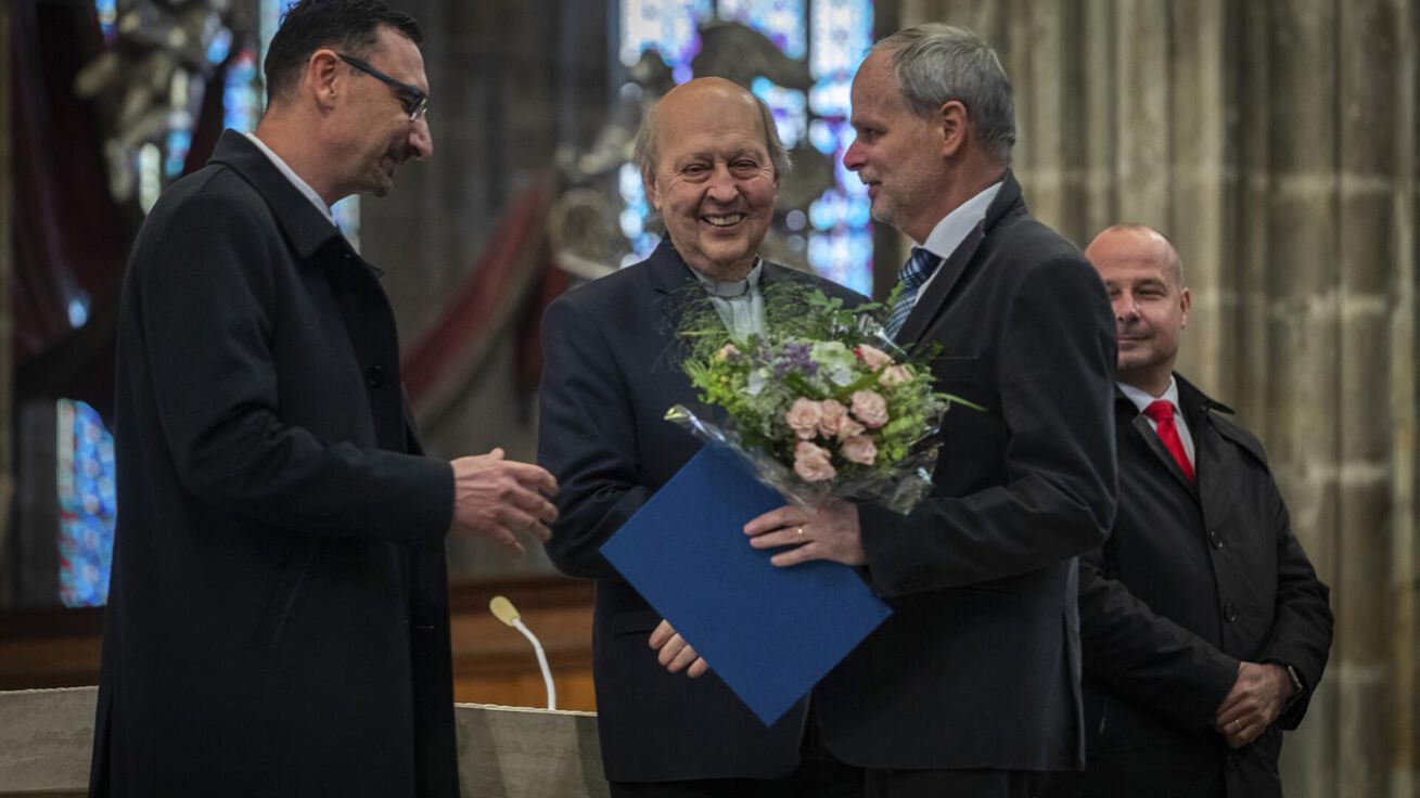 Podnikateli Jiřímu Holubářovi (vpravo) předává cenu biskup Pavel Posád (uprostřed) a Boris Kučera ze společnosti T-Mobile, která Charitu podporuje. image:Image Podnikateli Jiřímu Holubářovi (vpravo) předává cenu biskup Pavel Posád (uprostřed) a Boris Kučera ze společnosti T-Mobile, která Charitu podporuje.