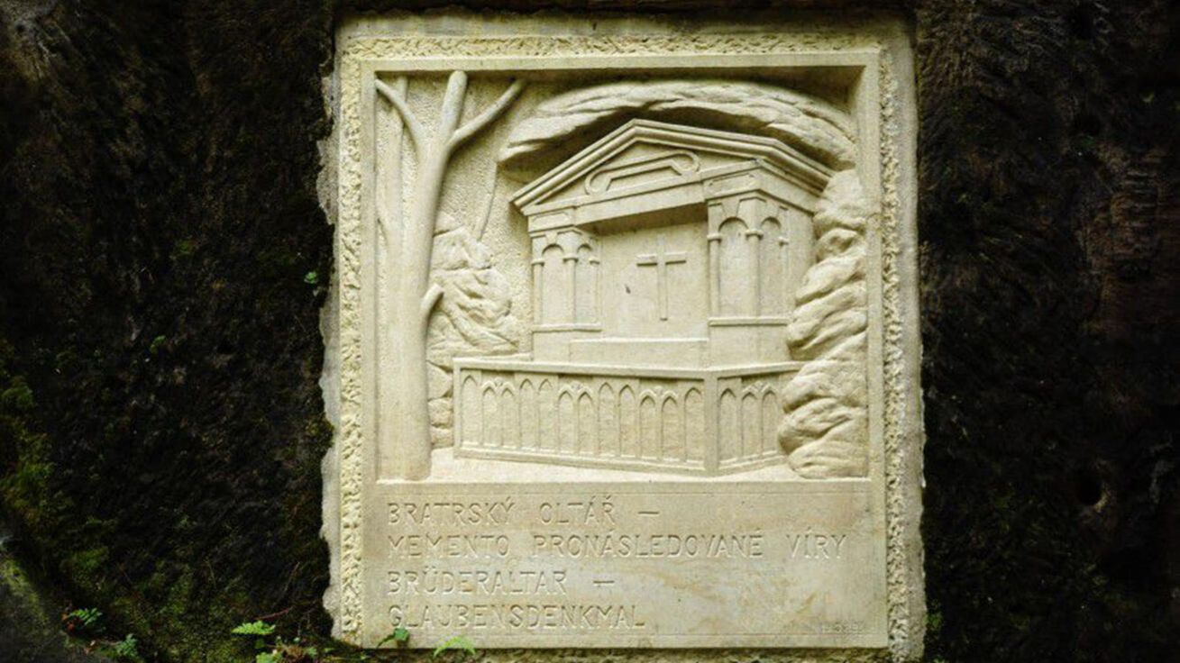 image:Image Připomínka jednoho z tajných bratrských oltářů v lesích na severu Čech.
