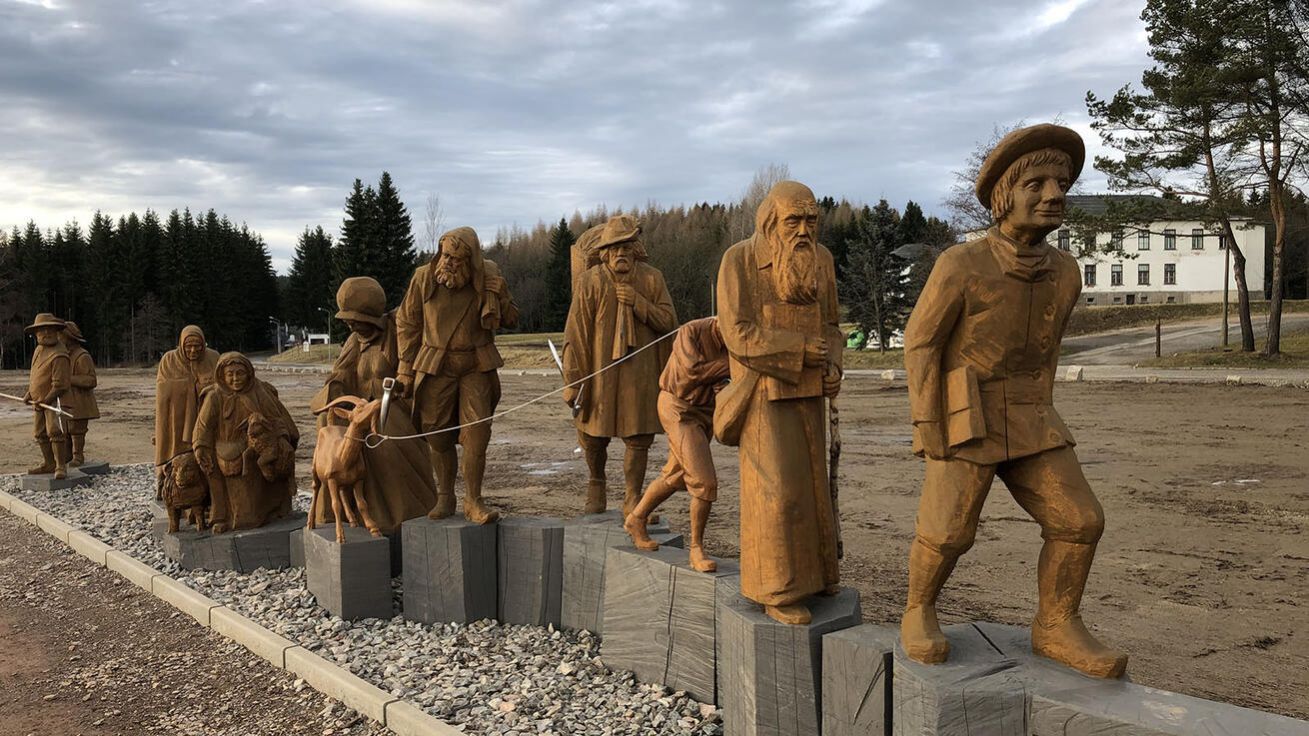 image:Image Pomník „Exulanté na útěku“ nedávno odhalený v saském Johanngeorgenstadtu upomíná na náboženský exil z Čech v 17. století.