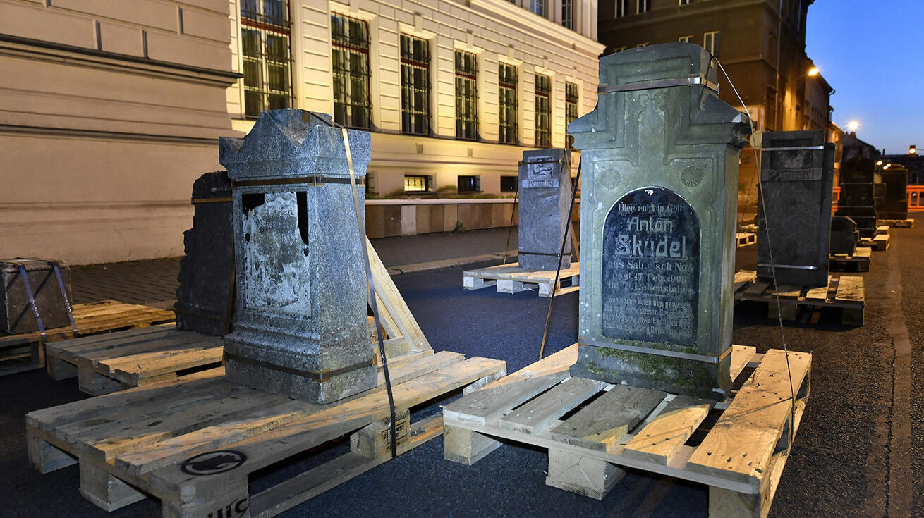 image:Image Instalace upozornila na chátrající hřbitovy v pohraničí.