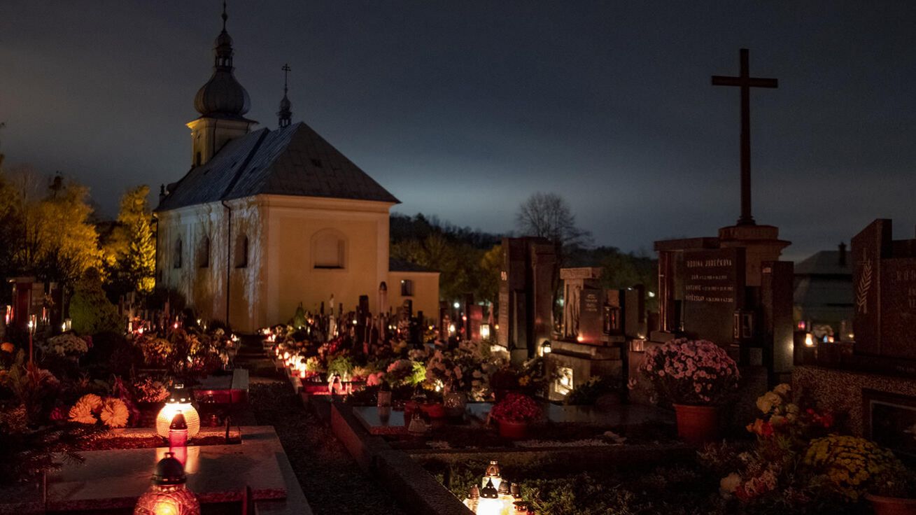 Období kolem Památky zesnulých, která připadá na úterý 2. listopadu, zalidňuje hřbitovy v celé zemi. Epidemiologická situace sice loni v těchto dnech znemožňovala pořádání větších společných akcí, návštěvy hřbitovů však omezeny nebyly. Na snímku je hřbitov v Rychalticích v ostravsko-opavské diecézi. image:Image Období kolem Památky zesnulých, která připadá na úterý 2. listopadu, zalidňuje hřbitovy v celé zemi. Epidemiologická situace sice loni v těchto dnech znemožňovala pořádání větších společných akcí, návštěvy hřbitovů však omezeny nebyly. Na snímku je hřbitov v Rychalticích v ostravsko-opavské diecézi.