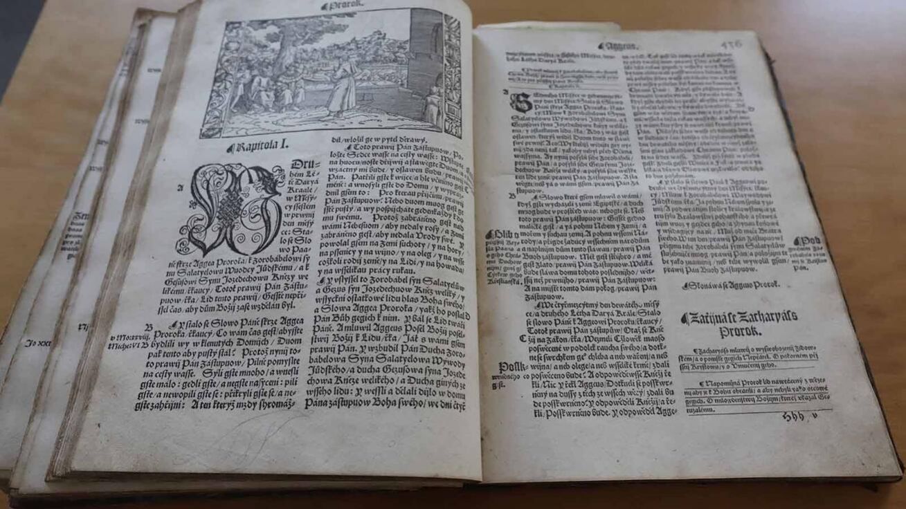 image:Image Melantrichova bible z roku 1560 se vrátila zpět do Boleradic.