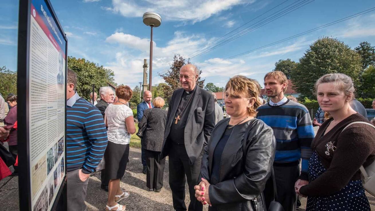 image:Image Ze shromážděných vzpomínek vznikly informační panely o bratrech Hyvnarových.