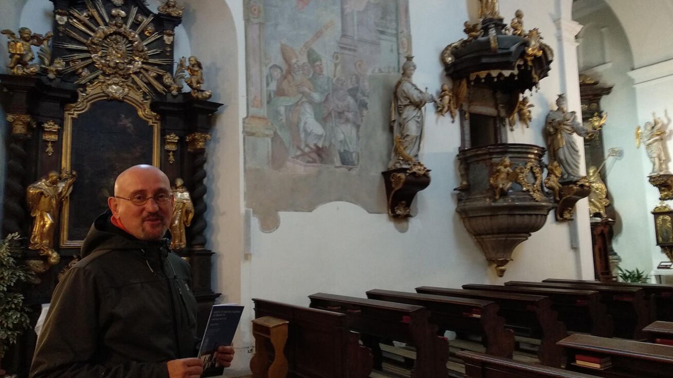 image:Image Akustiku kostela sv. Jakuba Staršího vyzdvihuje nový jáhen Petr Megela.