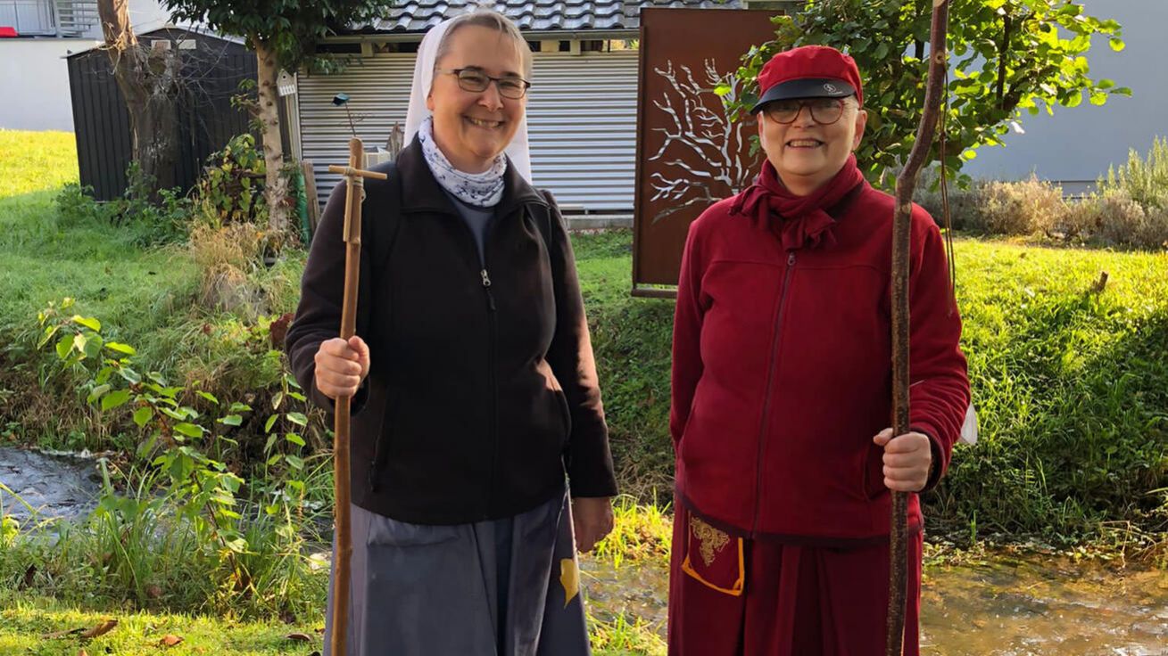 image:Image Křesťané pomáhají klimatu konkrétními činy i modlitbou, jako tyto německé sestry na klimatické pouti.