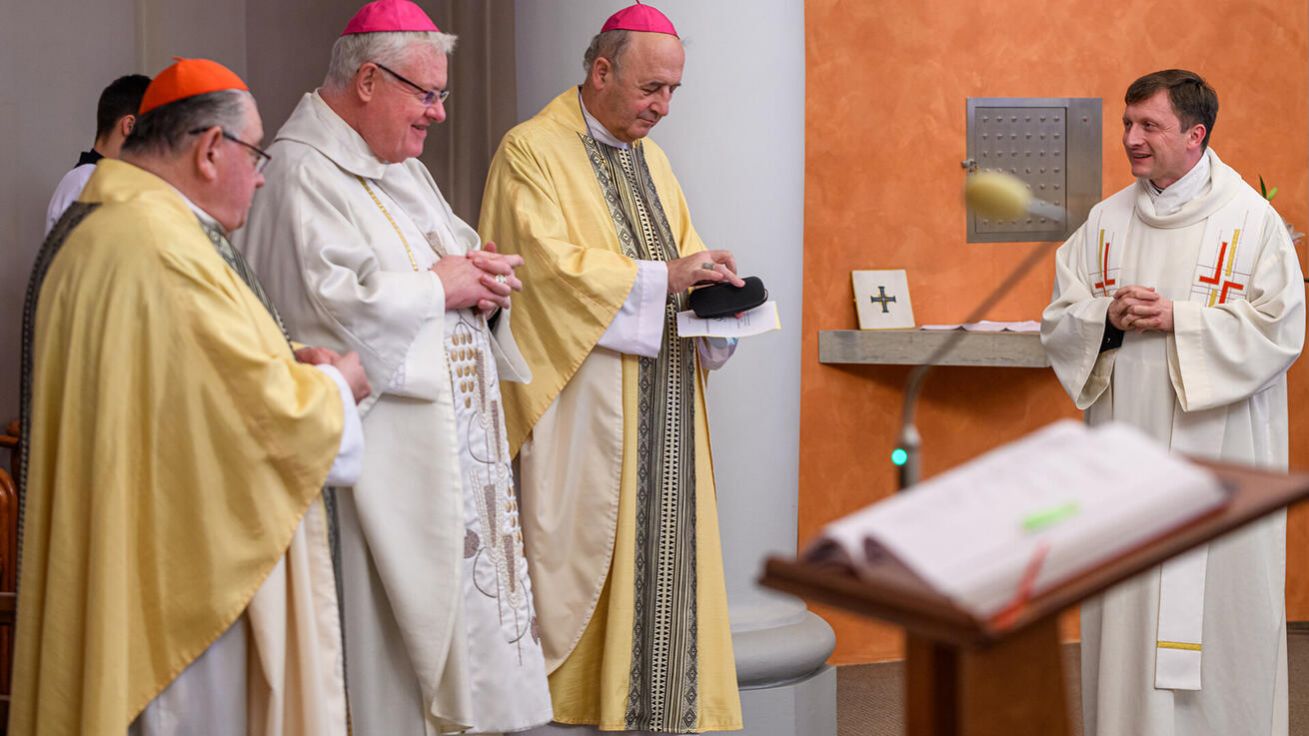 image:Image Mše svatá v seminární kapli byla poděkováním za 30 let svobodného kněžského semináře v Praze.