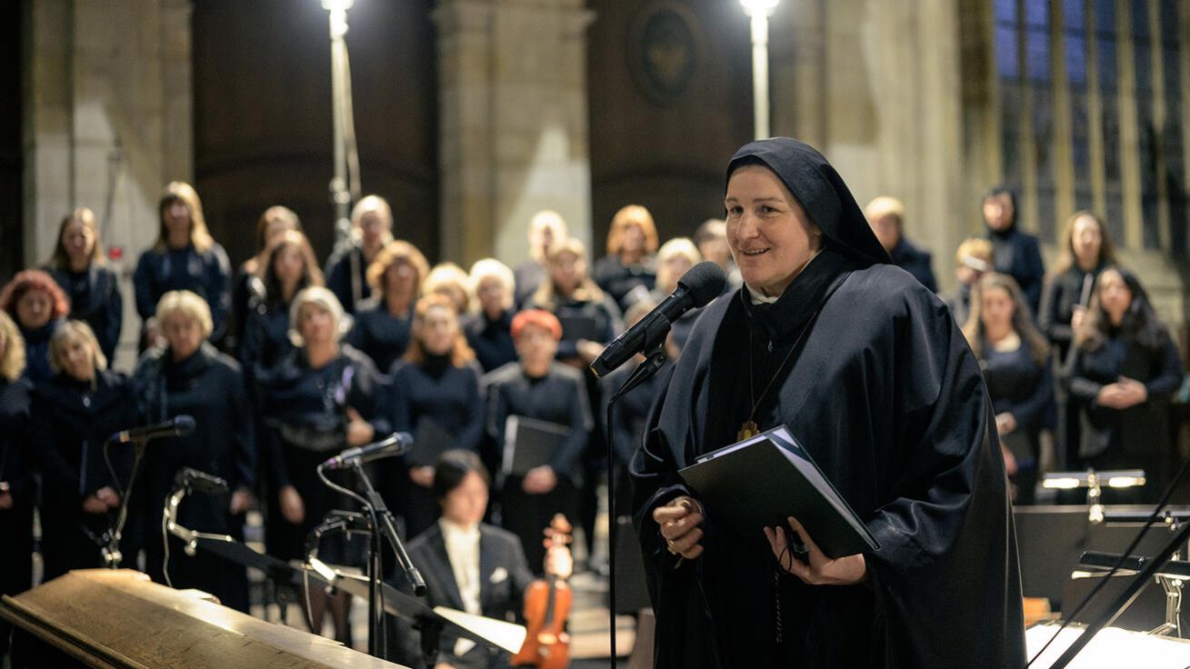 image:Image Abatyše Francesca Šimuniová v katedrále při Modlitbě za vlast.