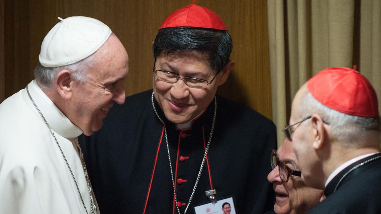 image:Image Kardinál Luis A. Tagle (uprostřed) byl už jako biskup filipínské diecéze Imus známý tím, že nevlastnil auto a zval chudé na jídlo do sídla biskupství. Dnes vede Kongregaci pro evangelizaci národů.