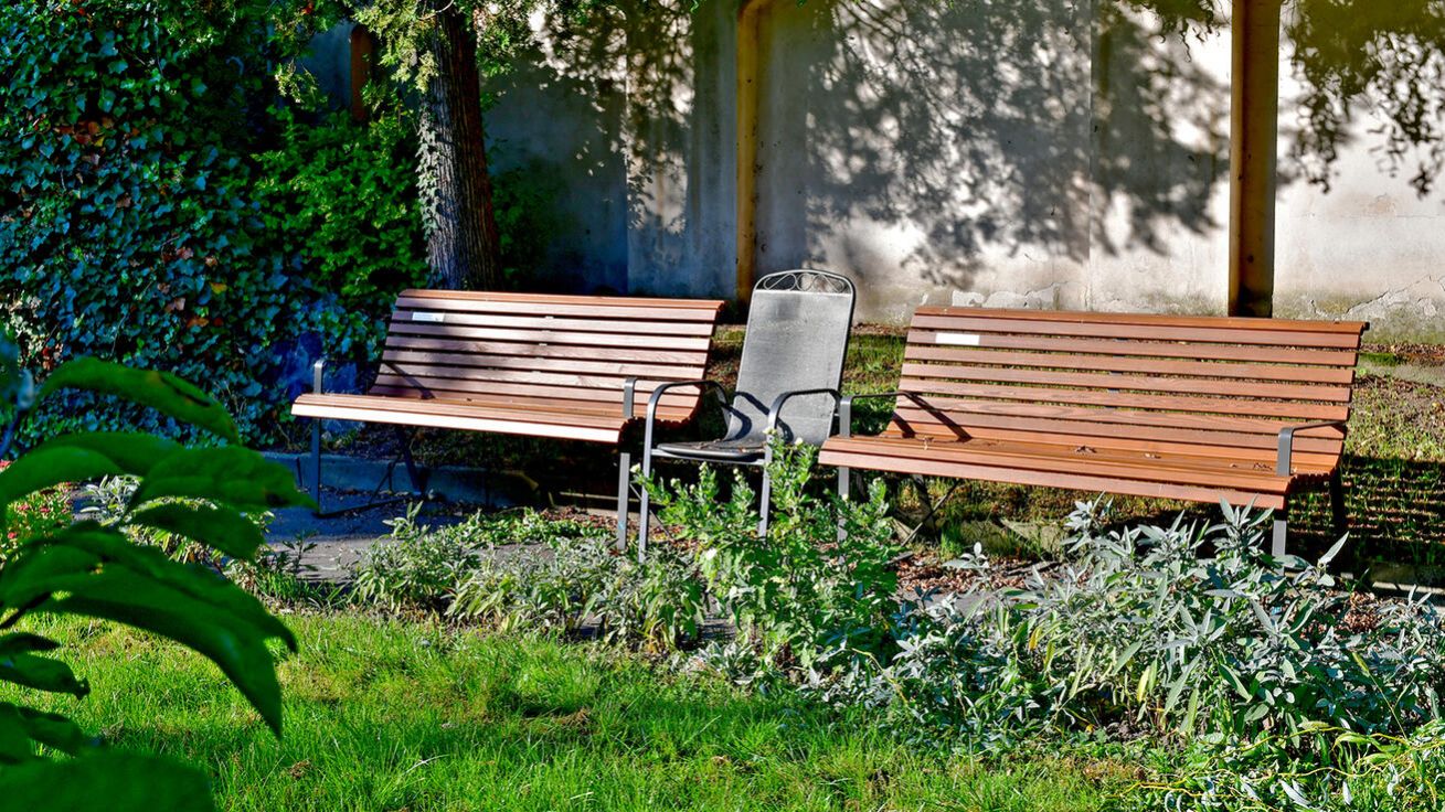 image:Image Lavičky od Cesty 121 jako vzpomínka na sestru Nikol.