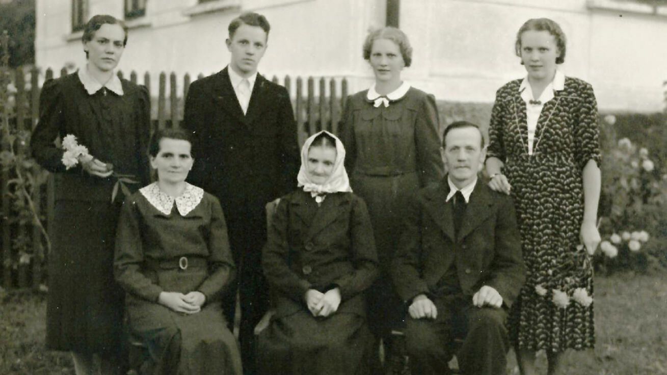 image:Image Rodina P. Exnera z dob jeho teologických studií – sestry, rodiče a babička.