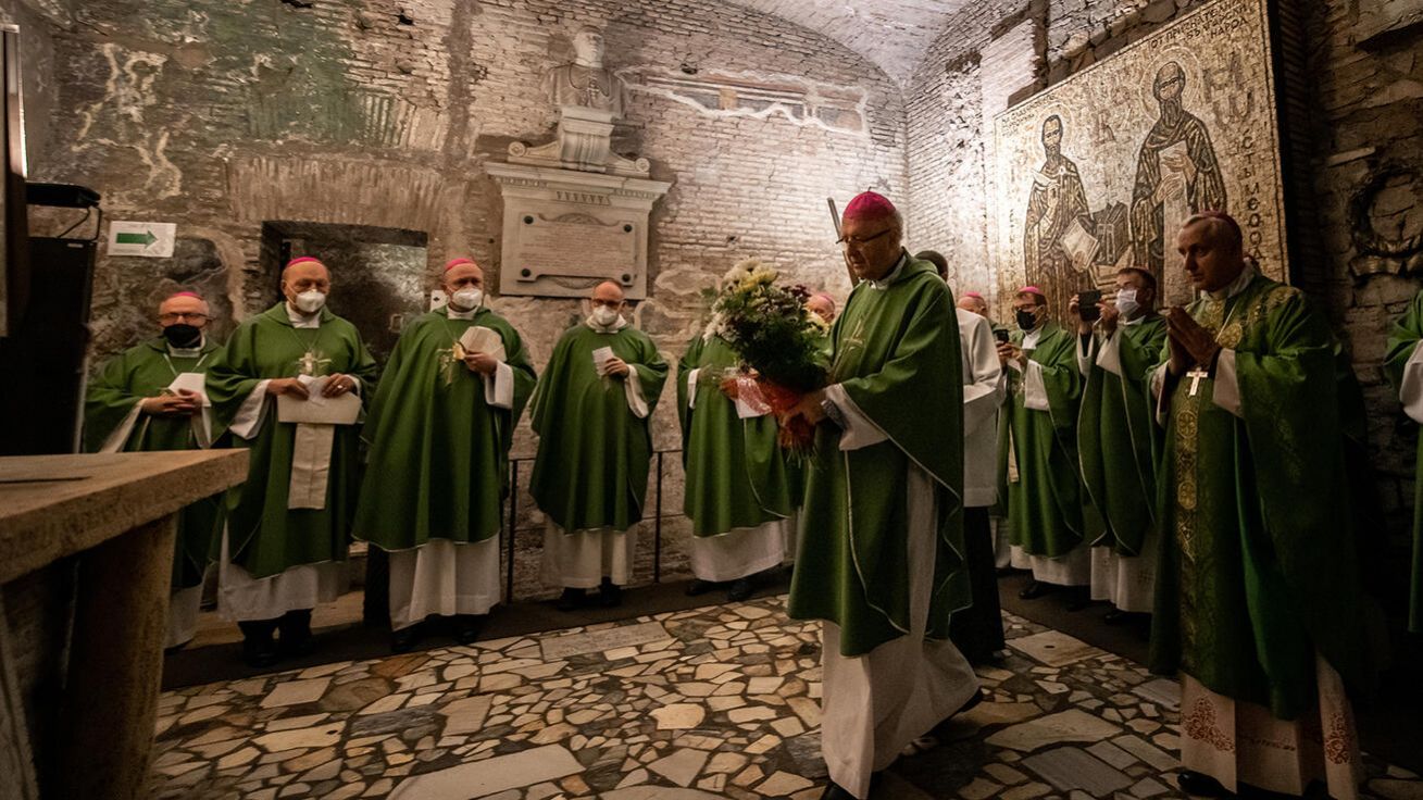 image:Image Minulou neděli zahájili čeští a moravští biskupové návštěvu Ad limina apostolorum v Římě mší svatou v bazilice sv. Klimenta. Následovala modlitba u hrobu sv. Cyrila v kryptě baziliky.