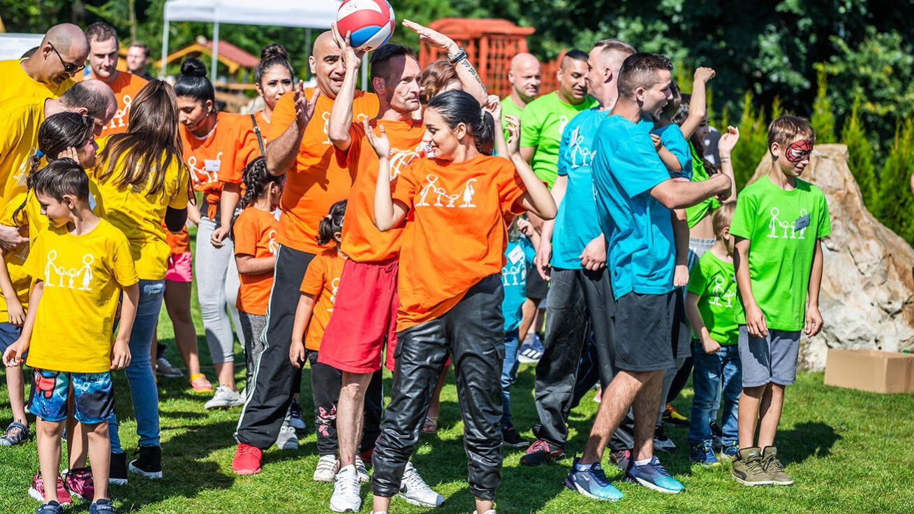 image:Image Den s dítětem umožňuje dětem a jejich rodičům prožít společný den plný her, písniček i povídání mimo zdi věznice.