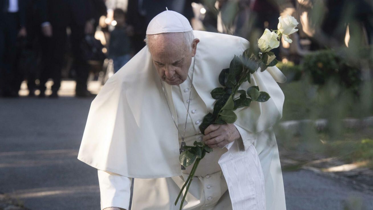 image:Image „Myslete na své kroky, a zvlášť na ten poslední – ať je krokem pokoje,“ řekl papež při mši sv. za zemřelé na francouzském vojenském hřbitově.