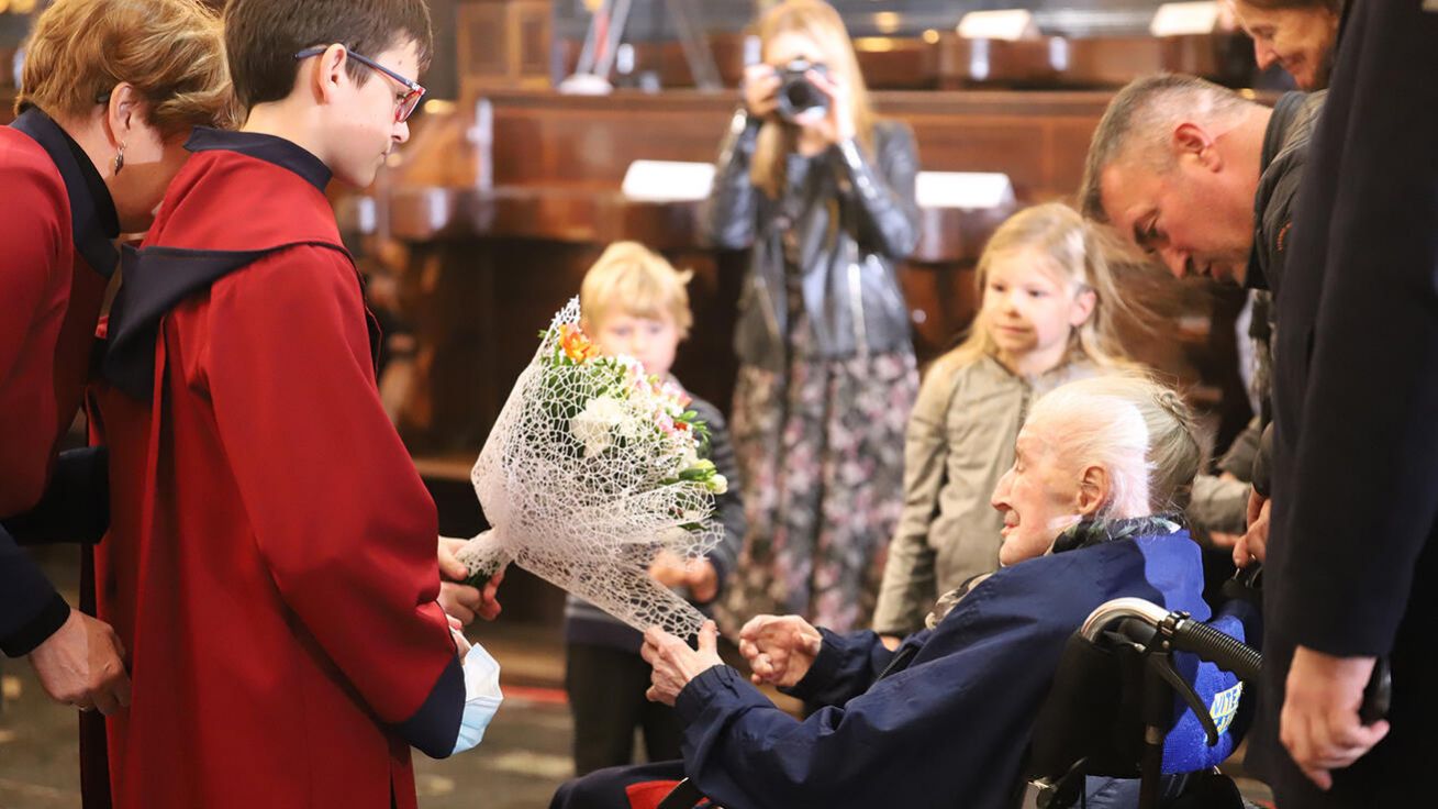 image:Image Za sto let života a zapálenou činnost na obranu nenarozených dětí děkovali Poláci spolu s Wandou Półtawskou při mši svaté v krakovské bazilice.
