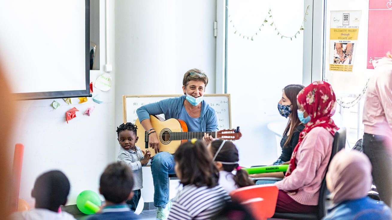 image:Image Přijímací centrum na ostrově Lesbos nahradilo vyhořelý tábor Moria. Ten byl tragicky zničen v březnu 2020 a více než 12 000 lidí pak zůstalo bez přístřeší. Vyfoceno během návštěvy v říjnu 2021.