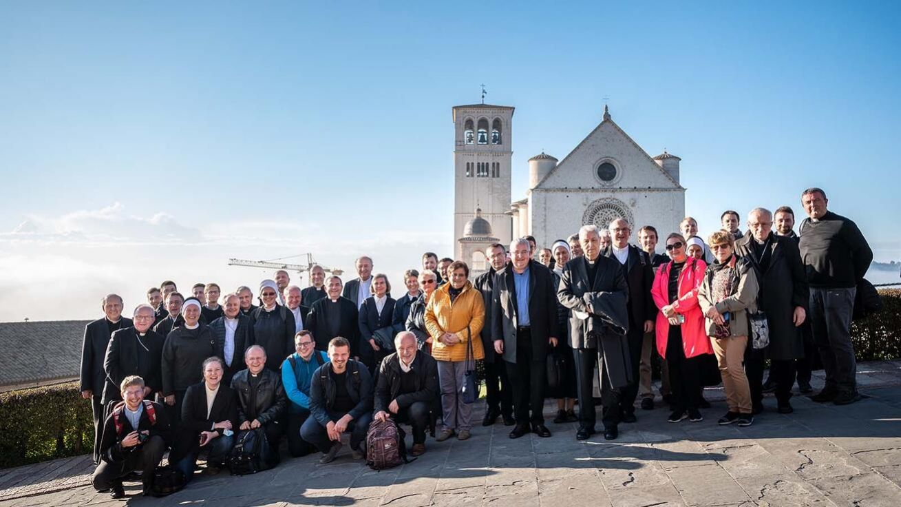 image:Image Čeští a moravští biskupové, bohoslovci a další poutníci se vydali společně do Assisi.