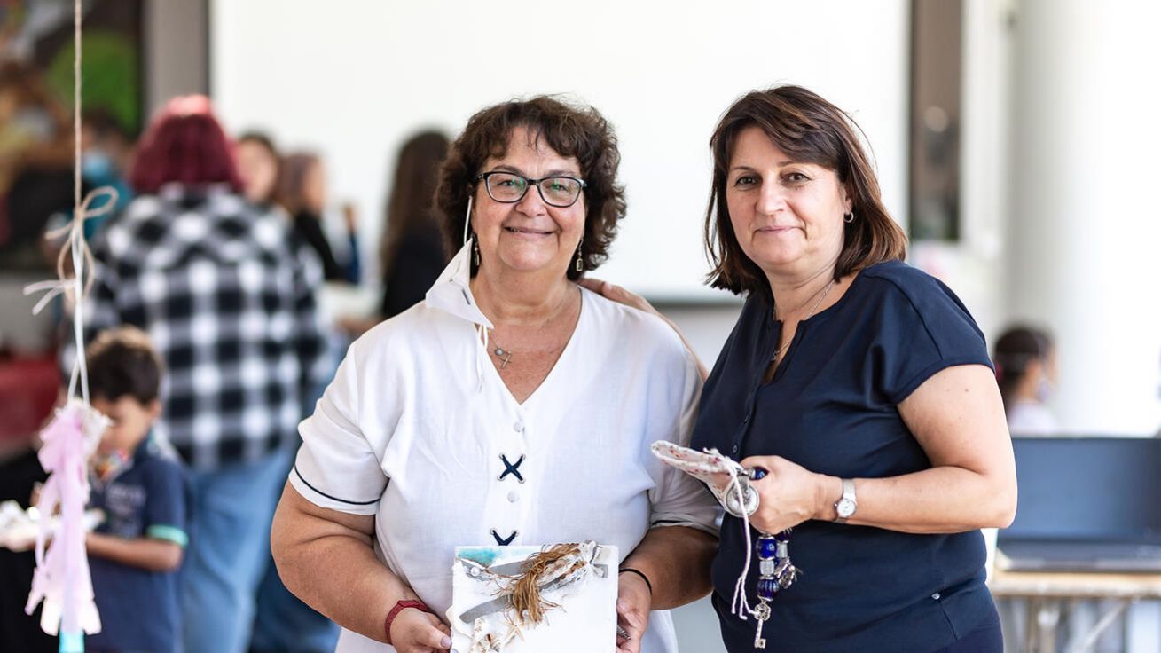image:Image Michaela Šojdrová (vpravo) s Vasilikou Andreadelli, prezidentkou neziskové organizace Iliaktida, na jejíž činnost částečně přispívají i Češi prostřednictvím spolku Pomáháme dětem na útěku.