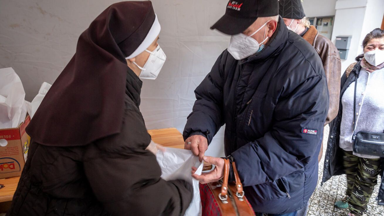Lidem bez domova a chudým umožňuje zažít vánoční hojnost každoročně také Komunita Sant’Egidio. Snímek je z pražského kláštera františkánů, kde se loni podával vánoční oběd. image:Image Lidem bez domova a chudým umožňuje zažít vánoční hojnost každoročně také Komunita Sant’Egidio. Snímek je z pražského kláštera františkánů, kde se loni podával vánoční oběd.