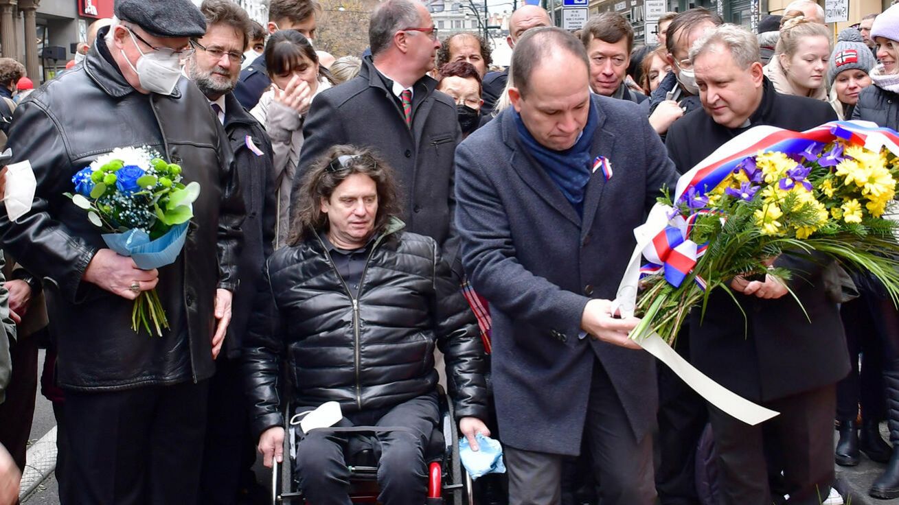 Uctění těch, kdo bojovali za svobodu na Národní třídě v Praze. Zleva: nuncius Charles D. Balvo, herec Jan Potměšil, poslanec Marek Výborný a P. Jiří Koníček. image:Image Uctění těch, kdo bojovali za svobodu na Národní třídě v Praze. Zleva: nuncius Charles D. Balvo, herec Jan Potměšil, poslanec Marek Výborný a P. Jiří Koníček.