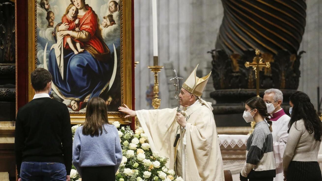 image:Image Papež s mladými lidmi při slavnosti ve Svatopetrské bazilice.