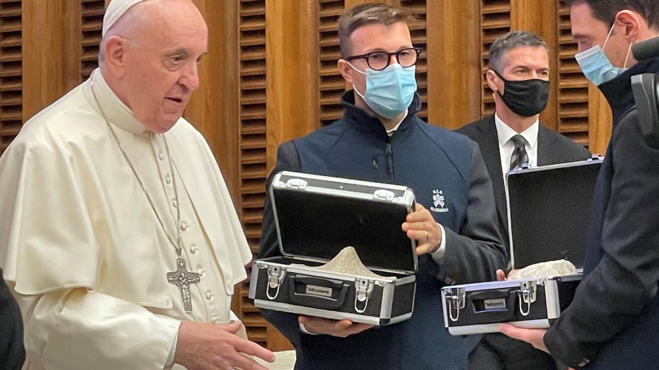 Papež František požehnal tři kameny ze základů augustiniánského kláštera ve Starém Brně. image:Image Papež František požehnal tři kameny ze základů augustiniánského kláštera ve Starém Brně.