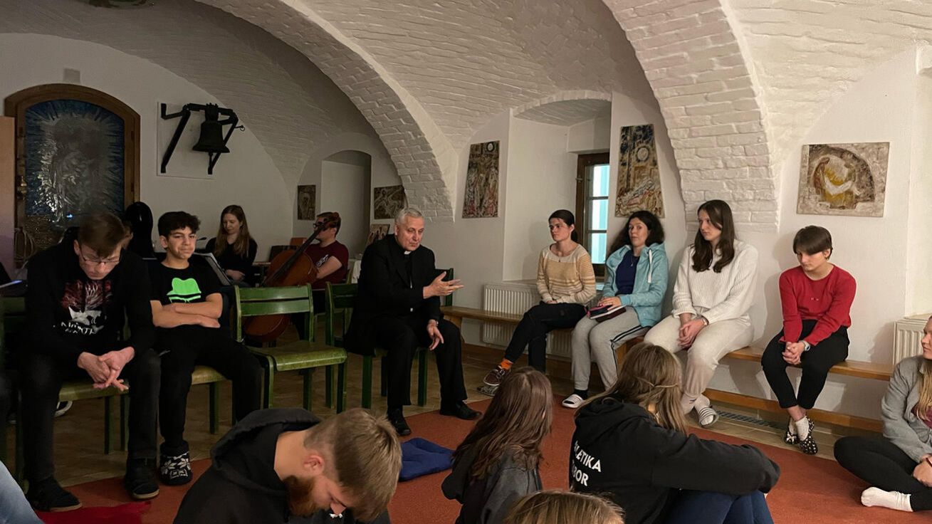 image:Image Mladí lidé s biskupem Kročilem na Ktiši.