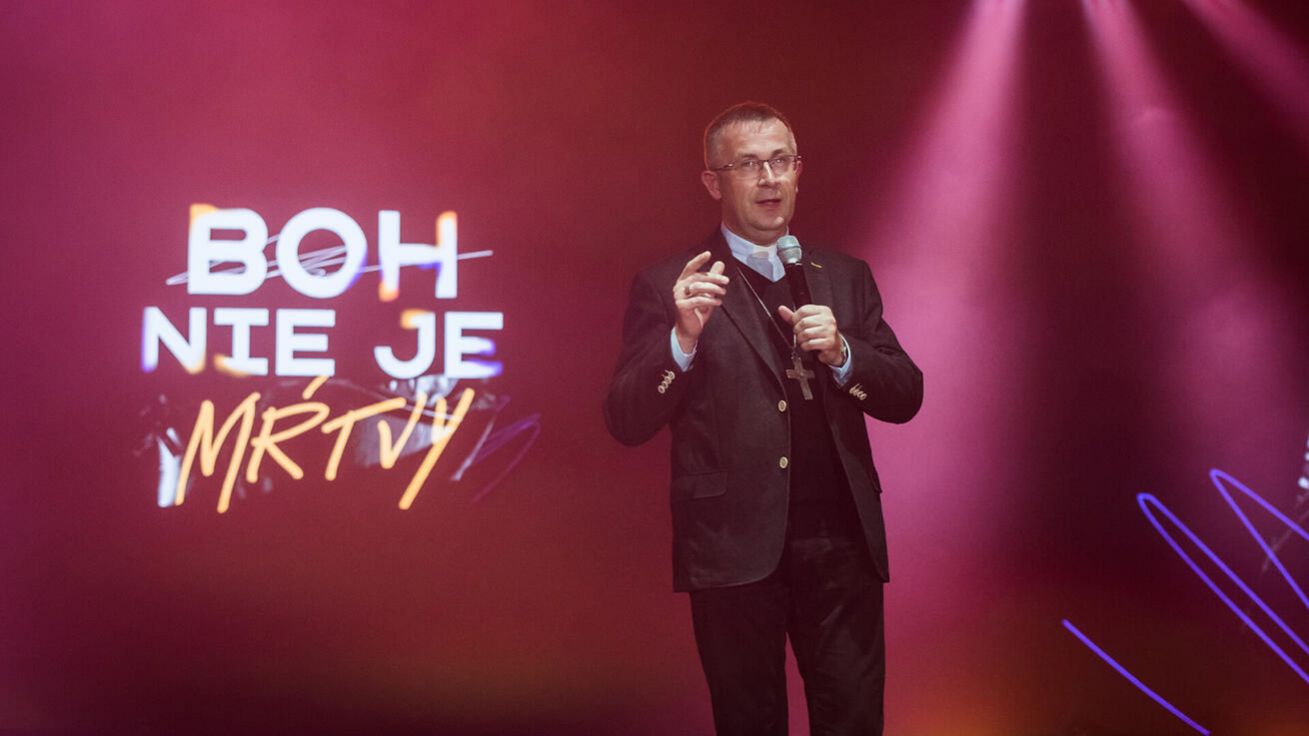 image:Image „Bůh žije,“ podtrhl na závěr večera biskup Martin.