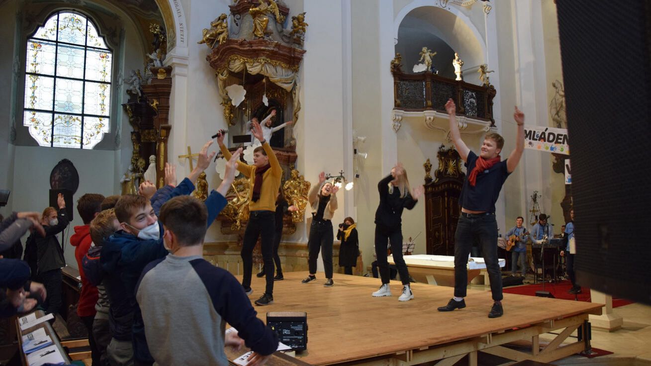 image:Image Program, který se odehrával na pódiu v kostele, přítomné rozpohyboval.