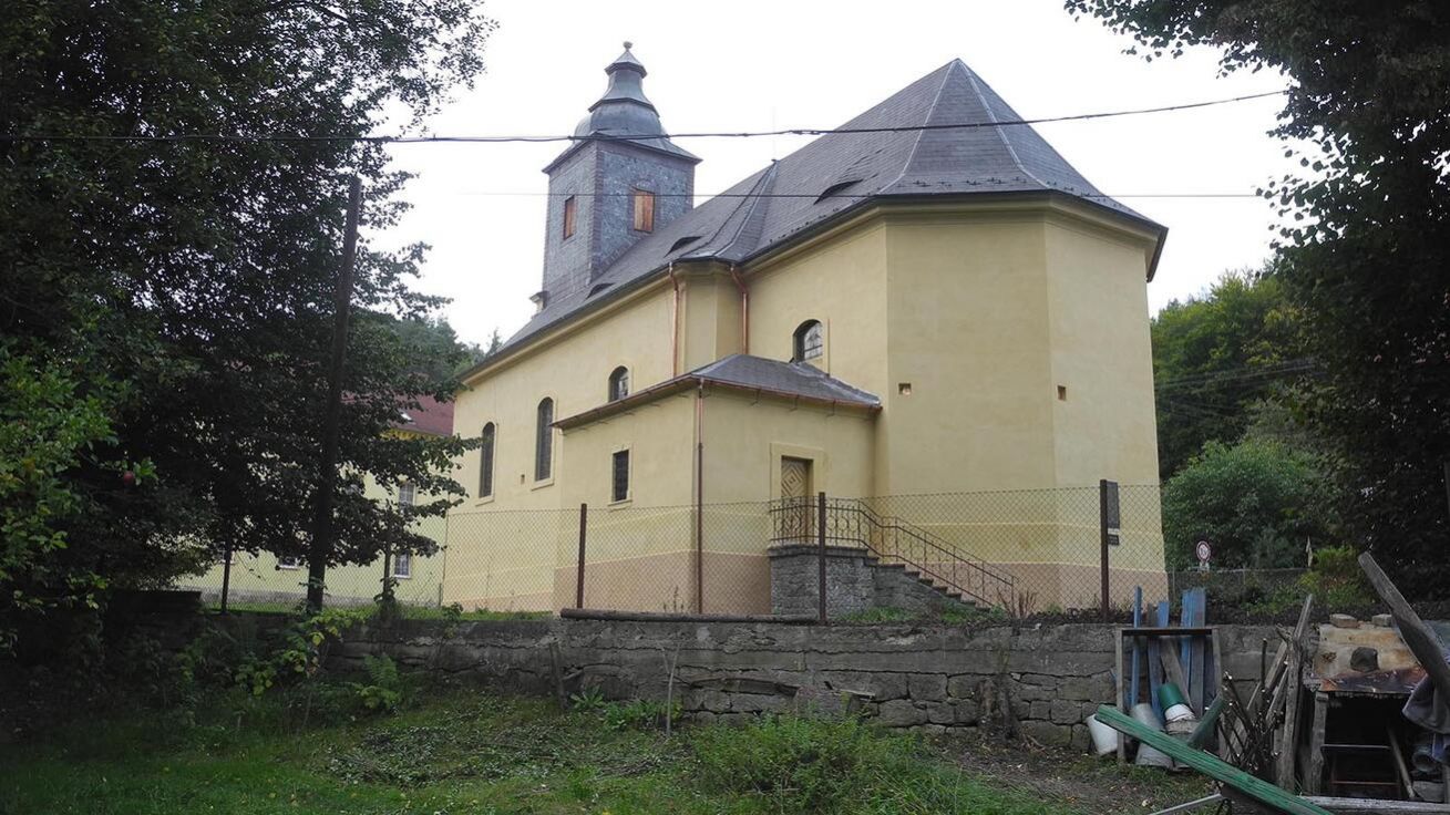 image:Image Bělský kostel po restaurování fasády.