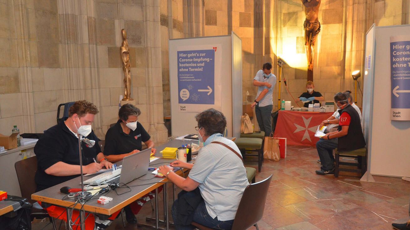 Očkovací centrum se otevřelo už 11. srpna také v kapli sv. Barbory ve vídeňské katedrále sv. Štěpána. Dohlíží na něj rakouský Maltézský řád. Od léta bylo v katedrále naočkováno téměř osm tisíc lidí a dnes tam mohou zájemci chodit pro třetí dávku vakcíny proti covidu. image:Image Očkovací centrum se otevřelo už 11. srpna také v kapli sv. Barbory ve vídeňské katedrále sv. Štěpána. Dohlíží na něj rakouský Maltézský řád. Od léta bylo v katedrále naočkováno téměř osm tisíc lidí a dnes tam mohou zájemci chodit pro třetí dávku vakcíny proti covidu.