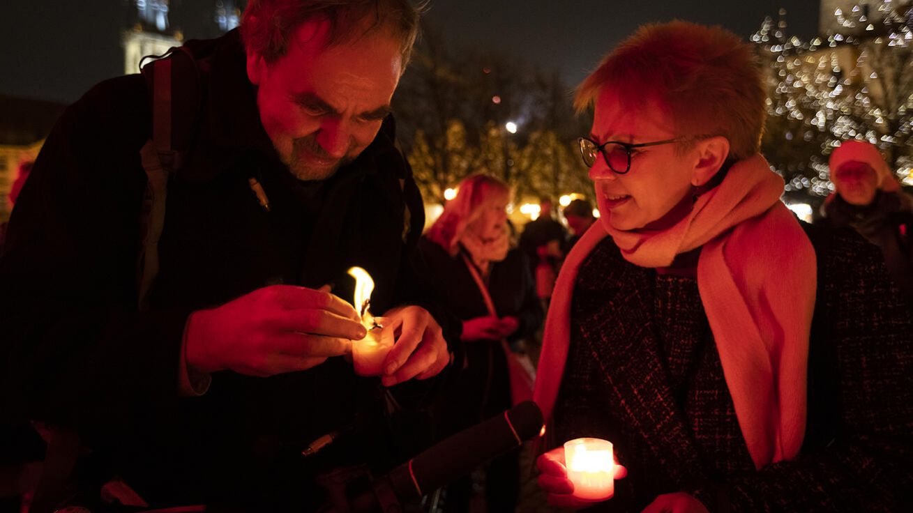Průvodu Prahou při Červené středě se zúčastnili také Ivana Procházková, zástupkyně ERC, a Jan Royt, prorektor UK. image:Image Průvodu Prahou při Červené středě se zúčastnili také Ivana Procházková, zástupkyně ERC, a Jan Royt, prorektor UK.