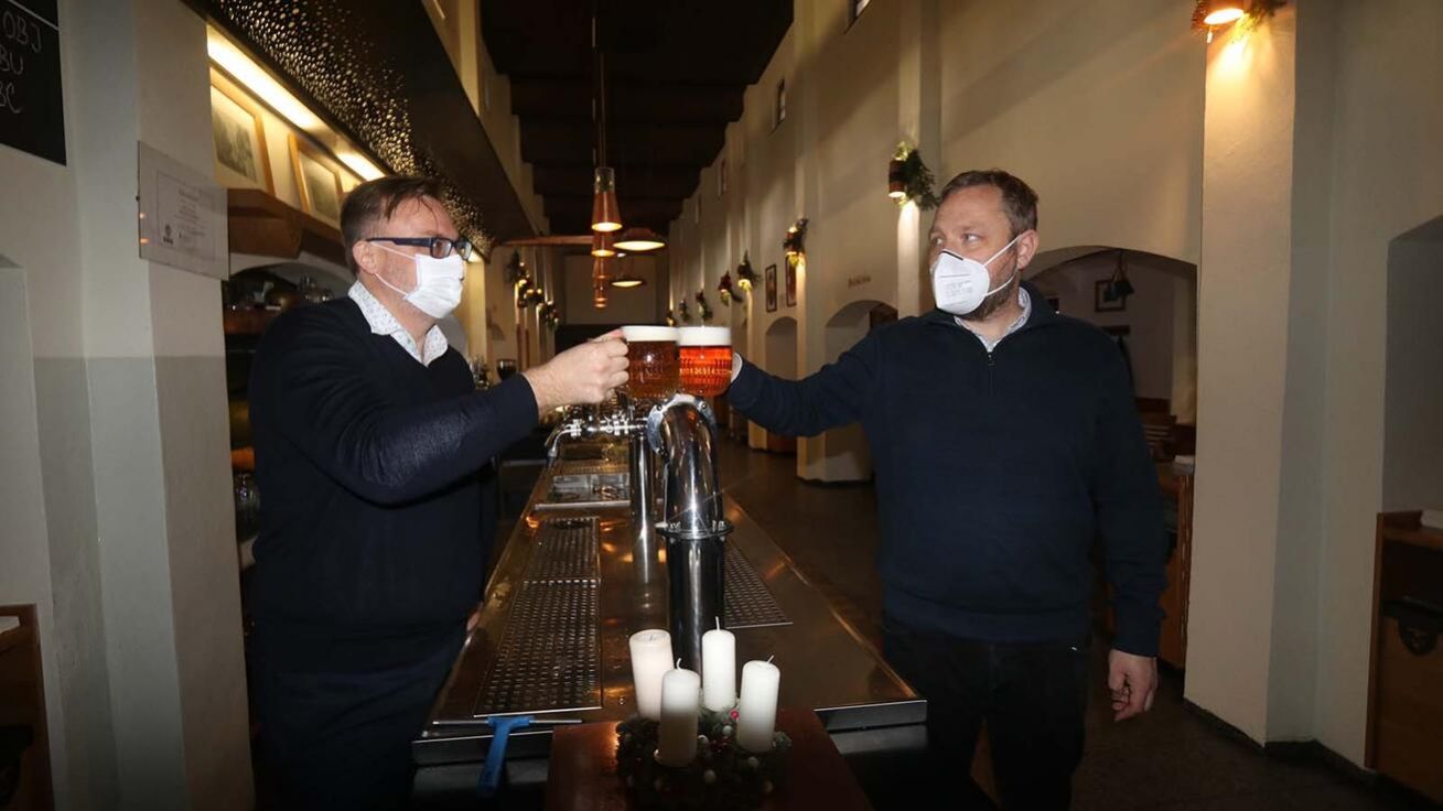 image:Image Ředitel pivovaru Budvar Martin Dvořák (vlevo) si v pátek připil Požehnaným ležákem s ředitelem Diecézní charity České Budějovice Jiřím Kohoutem v budějovické restauraci Masné krámy.