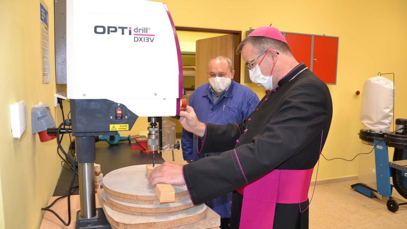 image:Image Biskup Martin David své návštěvy na škole využil k vyzkoušení si některých nástrojů v dílnách.