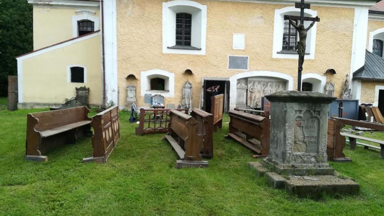 image:Image Náročné vyklízení kostela.