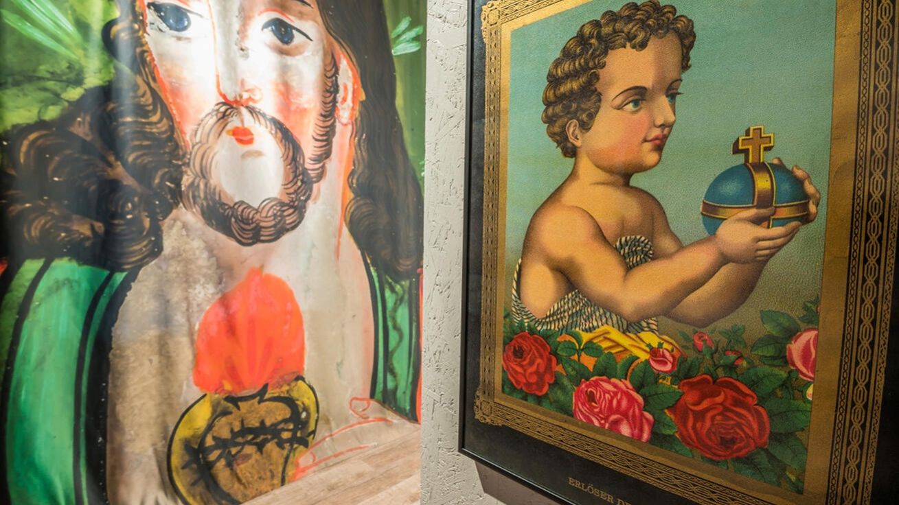 image:Image Expozice vedle vystavených originálů názorně provede i technikou podmaleb na skle, a to i pomocí velkoformátových panelů.