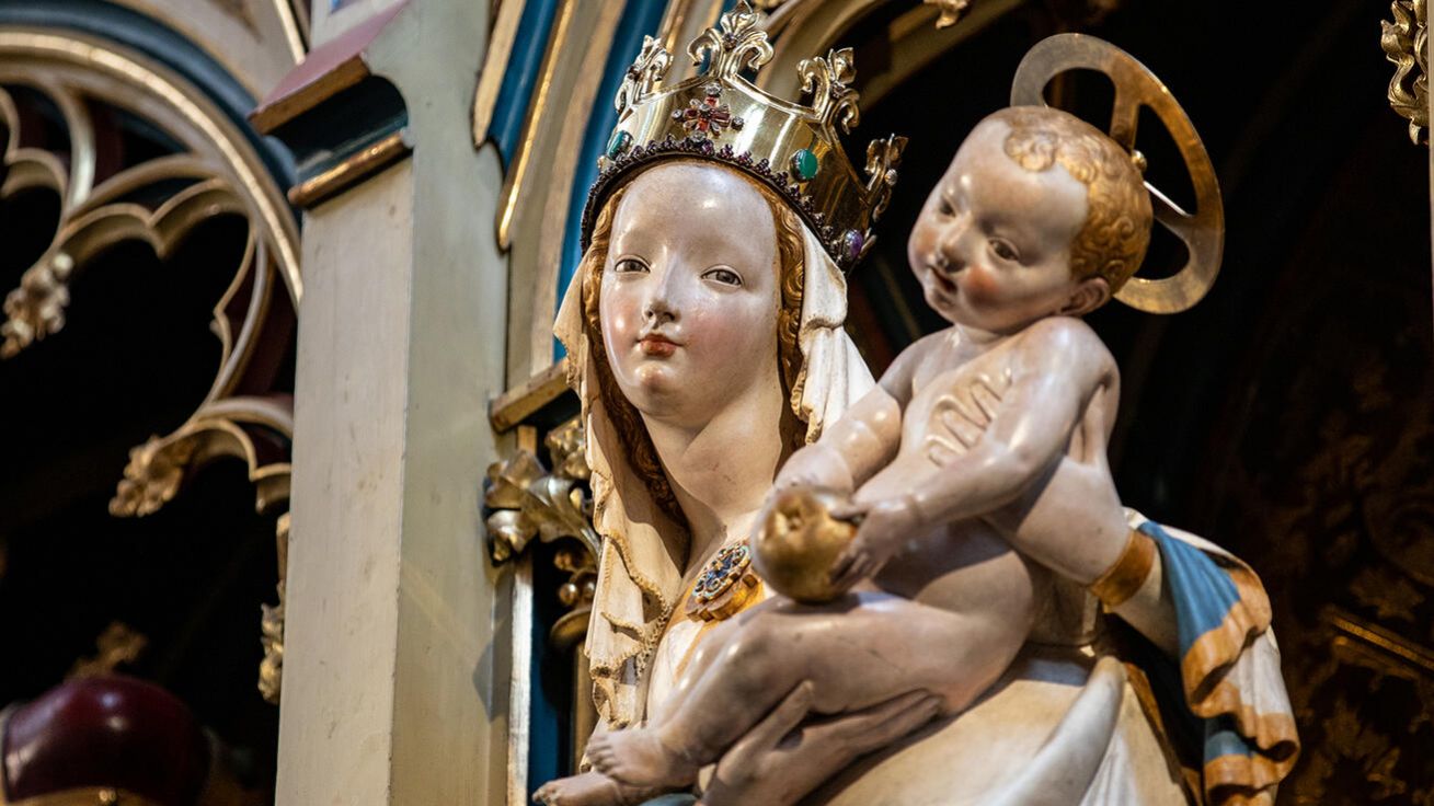 image:Image Sedmileté bádání o významu a kultu Plzeňské madony (na snímku) i restaurátorský průzkum této gotické plastiky shrnuje nová publikace Nad slunce krásnější.