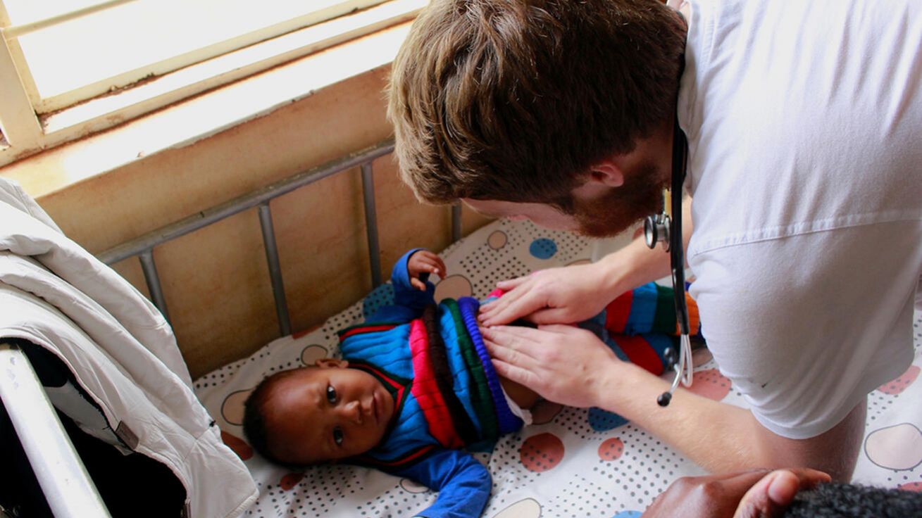 image:Image Řada českých mediků a lékařů se na čas stala součástí charitní mise v Ugandě.