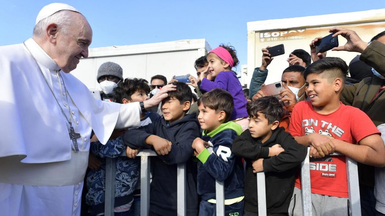„Ten, kdo se tě bojí, se ti nepodíval do očí,“ řekl papež v projevu k migrantům. Původně měl projet tábor autem, avšak rozhodl se jít pěšky. image:Image „Ten, kdo se tě bojí, se ti nepodíval do očí,“ řekl papež v projevu k migrantům. Původně měl projet tábor autem, avšak rozhodl se jít pěšky.